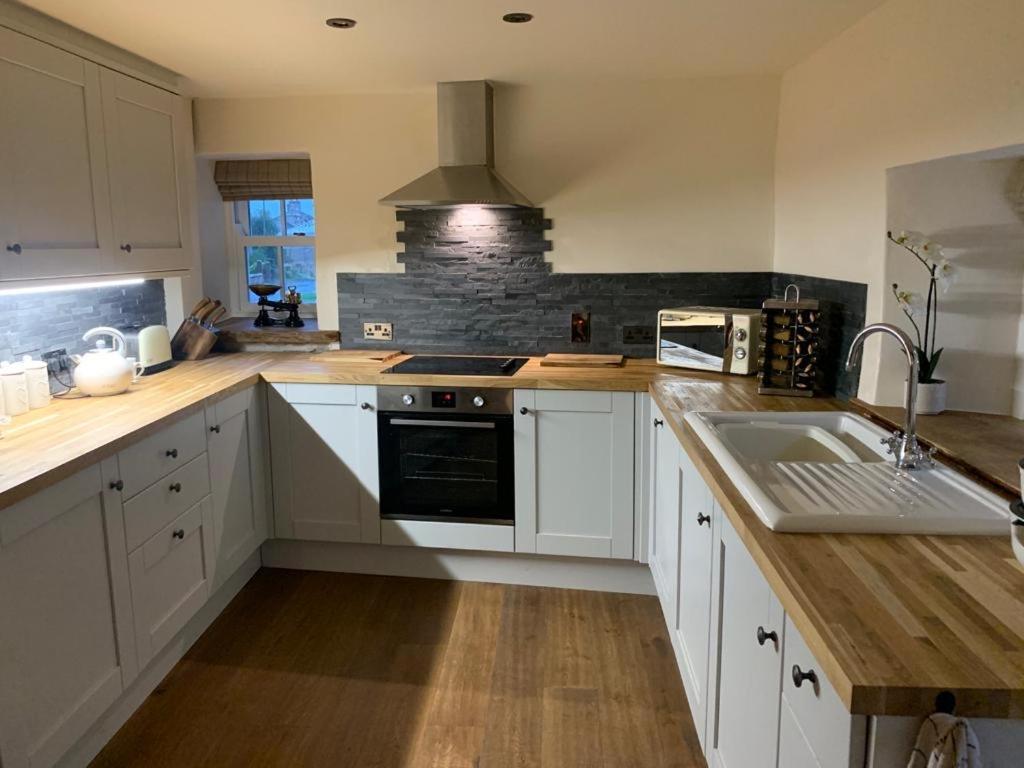 5 Star Cottage On The Green With Log Burner - Dog Friendly Austwick 外观 照片